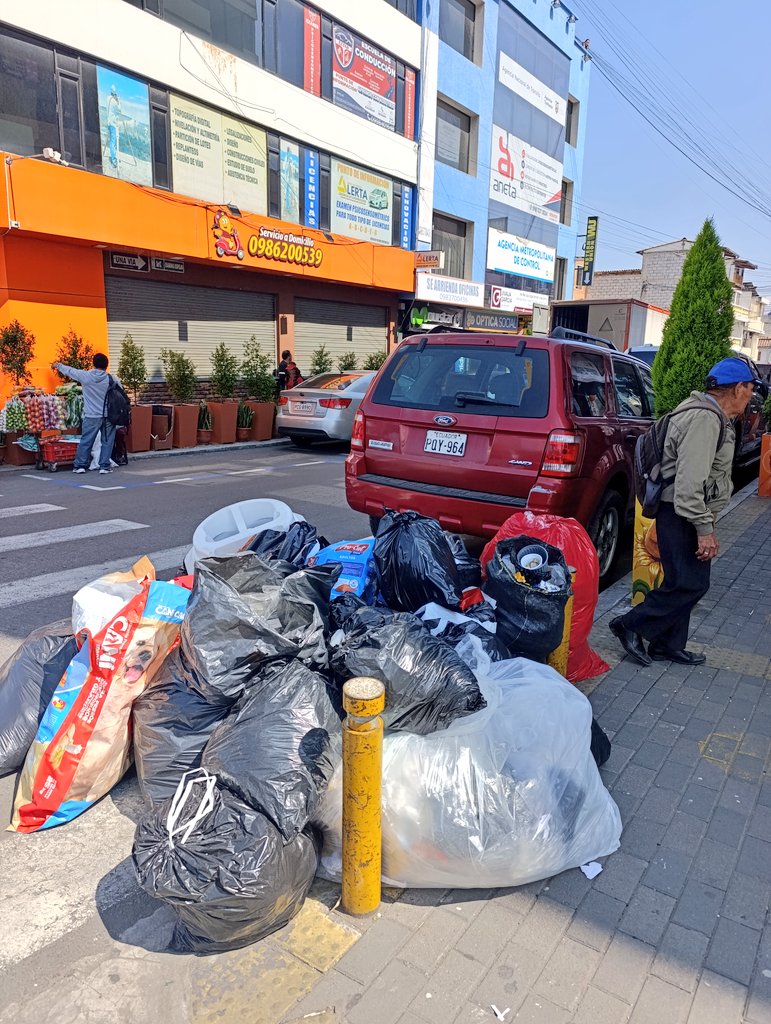 Anaisa_Diaz's tweet photo. En #Tumbaco reina la basura y el desorden @MunicipioQuito A las 10:00 de hoy la pestilencia de lixiviados era insoportable @EmAseoQuito En las veredas, las macetas de todos los tamaños impiden el libre pasó de los transeúntes @pabelml Parque central sigue cerrado @zonaltumbaco 👇🏽 https://t.co/hNTj7X0peC