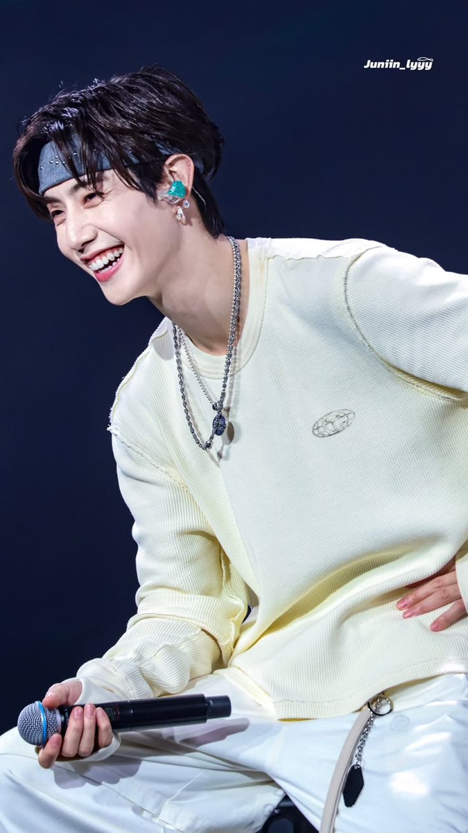 Mark Tuanได้แบ่งปันมุมมองของเขาเมื่อถูกถามถึงวิธีรับมือกับ "ความจริง" โดยเฉพาะในเวลาที่มันน่าเจ็บปวดครับ
​เขากล่าวว่า:
​"คุณคงอยากให้ผู้คนซื่อสัตย์กับคุณ มากกว่าที่จะให้พวกเขามาทำตัวเสแสร้ง แล้วลับหลังก็อาจจะเอาสิ่งที่คุณคิดจริงๆ ไปบอกคนอื่น...