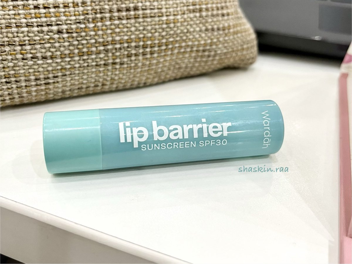 shaskinraa's tweet photo. mau pake lib balm sebagus apapun kalo KURANG MINUM AIR PUTIH ya bibir bakalan tetep kering dan pecah pecah gak sih 😭 

tp cobain dulu deh pake lip barrier nya wardah, so far bikin bibir aku ga kering walaupun seharian kena ac di kantor. 

https://t.co/qcQnwKDm9C https://t.co/IxVxiLIa9y