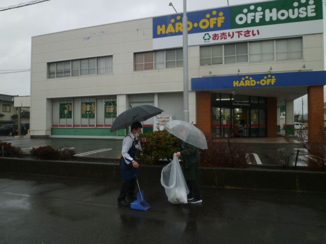 ho_numadu's tweet photo. 本日はハードオフ生誕祭です。  生憎の雨でしたが日頃の感謝を込めてハードオフ、オフハウススタッフと合同で店舗前の道路を特に念入りに清掃をさせて頂きました。
地元の方も来店されるお客様も使用されるため、常に綺麗な状態を保っていきます。
#211ハードオフ誕生日 #ハードオフのエコ活動2026 https://t.co/KjhJlhsHmQ