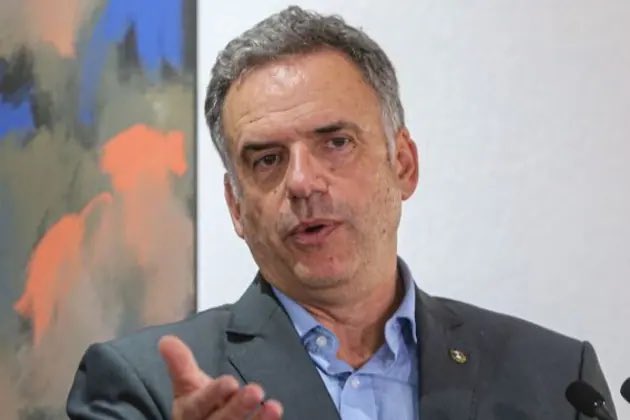 Uruguay tiene el primer Presidente Therian del mundo.

-UN BURRO: