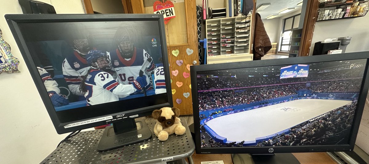 applecrisp52's tweet photo. me at work https://t.co/9DWs3FA4ul