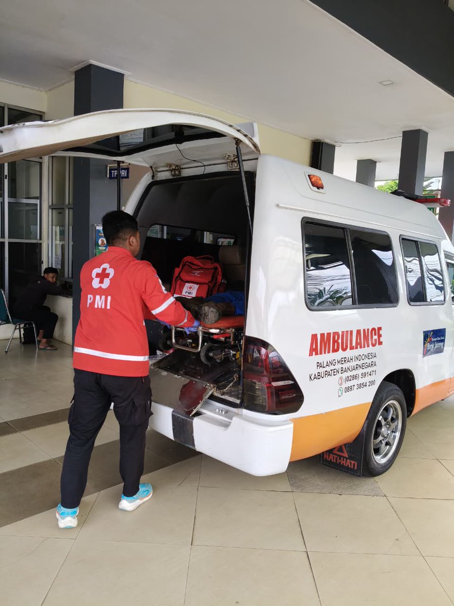 RESPON CEPAT

Relawan PMI Banjarnegara berikan respon cepat pelayanan pertolongan pertama dan ambulance kejadian laka lantas di jalur utama kalibenda depan SPBU Hiu Banjarnegara (10/2)
