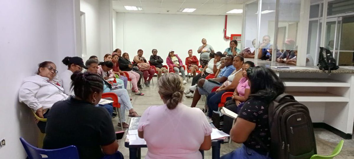 robert_asm's tweet photo. Como pueblos leales nos encontramos para discutir sobre la situación del país, donde hemos sido vil mente bombardeados y exigimos la liberación del Presidente Nicolás Maduro y la primera Dama Cilia Flores 🇻🇪🇻🇪

#FreeMaduro #FreeCilia #LosQueremosDeVuelta https://t.co/zmUaNLu05g