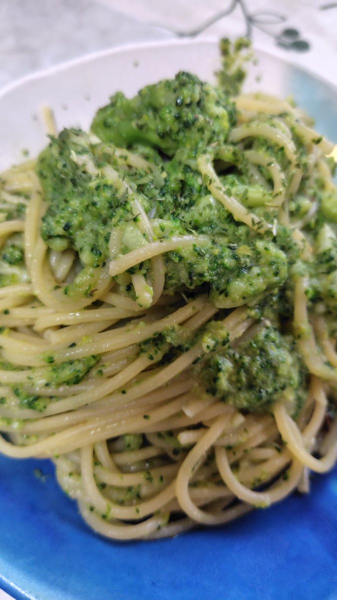 お昼ブロッコリーとアンチョビのパスタ