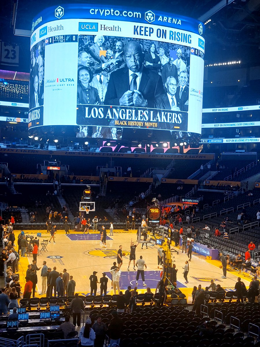 Včera jsem asi nadobro propadla kouzlu NBA.... Golden State Warriors otočili zápas až v posledních sekundách a celá hala byla v euforii... 
A dnes... přesun ze San Francisca do Los Angels?...
Znamenal teda jediný....  navštívit zápas Lakers 🤯😍
Jsem natěšená jak malý dítě 😅😅