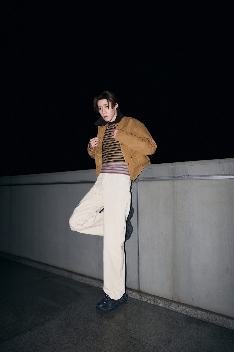 พีพี กฤษฏ์ อำนวยเดชกร (<a href="/ppkritt/">ppkrit</a>) แบรนด์แอมบาสเดอร์คนสำคัญของ Balenciaga ในโททัลลุคที่แมตช์กับสนีกเกอร์รุ่นล่าสุดของแบรนด์อย่าง Triple S.2 และกระเป๋ารุ่น Rodeo ระหว่างการปรากฏตัวครั้งล่าสุดของเขา

พีพีสวมสนีกเกอร์รุ่น Triple S.2 สีดำ/เทาเข้ม และถือกระเป๋าหนังลูกวัว สีดำรุ่น Rodeo