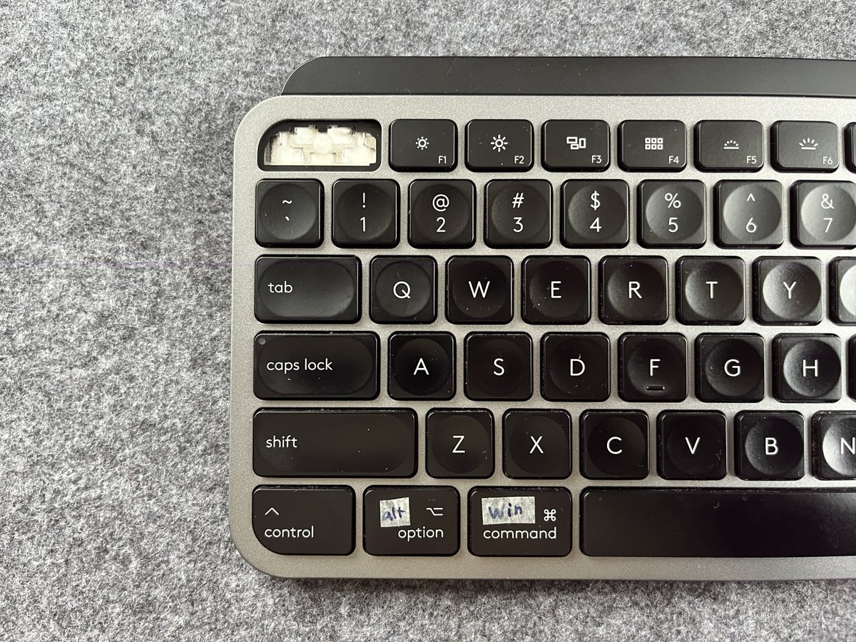 Ashy256's tweet photo. 来週は毎年恒例 確定申告
テンキー付きキーボード出して 準備は万端
気持ちは消沈 逃げ場はUnknown
あとはまるごと 弥生に一任
Win11なのに キーボードはfor Mac
リアルにEsc(逃げ場)なくて草w
#確定申告好きな人と繋がりたい #mxkeysformac #noesc https://t.co/gLIw9RT8Nn