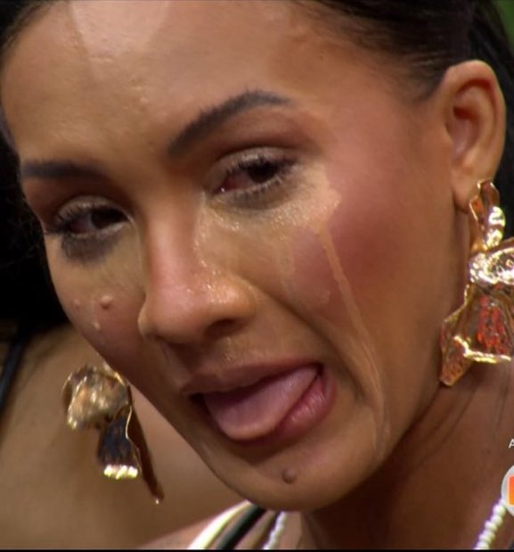 - o grupão la dentro achando que é Paredão Falso
- Os fãs aqui fora esperneando e dizendo que o programa é manipulado! 
- Maxiane acabando com as maquiagens do patrocinador
- Jonas e Cowboy desesperados
- Ana Paula, Babu, Milena, Juliano e Chayane com o ego elevadíssimo 
- Samira