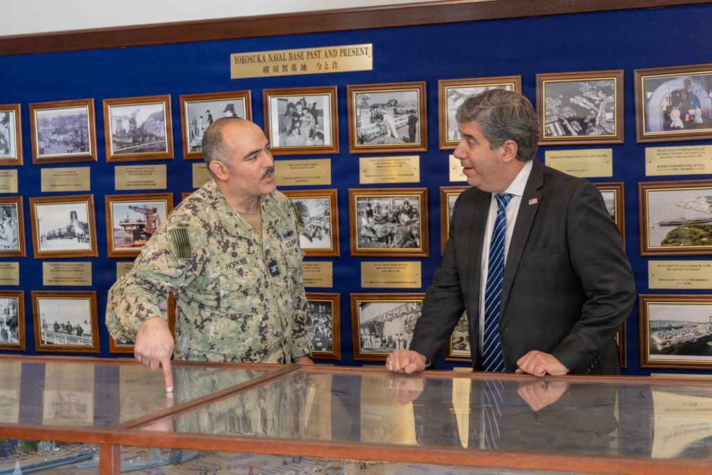 FLEACT_Yokosuka's tweet image. こんにちは😀今朝は冷たい雨が降っていましたね。先日、管理資源担当国務副長官マイケル・J・リガス氏がいらっしゃいました。基地司令官のホプキンス大佐が基地施設内をご案内。住民が安心して快適に生活するための環境を整えることも基地司令部の大事な仕事です。＃米海軍横須賀基地　＃QOL