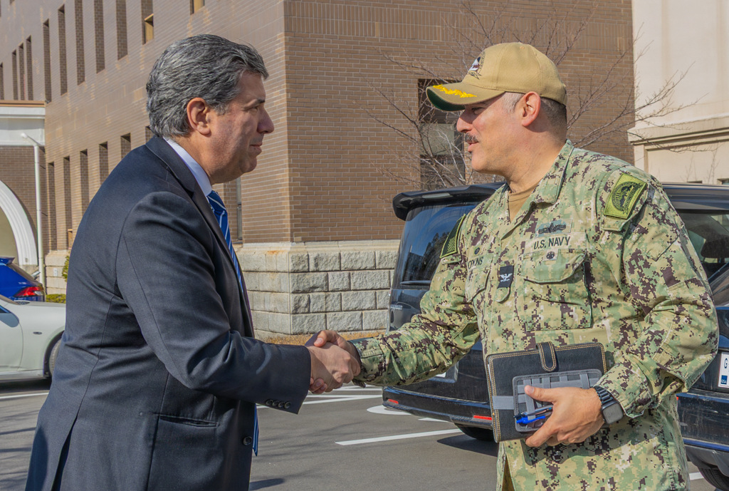 FLEACT_Yokosuka's tweet image. こんにちは😀今朝は冷たい雨が降っていましたね。先日、管理資源担当国務副長官マイケル・J・リガス氏がいらっしゃいました。基地司令官のホプキンス大佐が基地施設内をご案内。住民が安心して快適に生活するための環境を整えることも基地司令部の大事な仕事です。＃米海軍横須賀基地　＃QOL