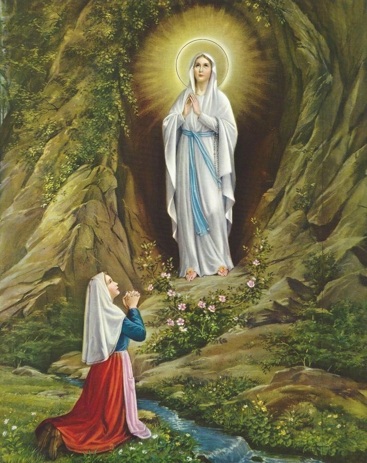 Santododia1's tweet photo. Nossa Senhora de Lourdes

11 de fevereiro

Hoje queremos falar de Nossa Senhora de Lourdes, que recebeu este título pelo fato de ter aparecido nesta cidade, localizada na França.
A aparição de Maria aconteceu no dia 11 de fevereiro de 1858, numa tarde úmida e fria.
A menina Bernadette, de 14 anos e analfabeta, estava procurando gravetos para o lar e teve o privilégio do encontro com Maria. Ela sentiu-se atraída por uma luz que saía de uma gruta, onde estava uma linda mulher de branco, com faixa azul, terço na mão, que a convidava a rezar.
A quem lhe perguntava como era a Senhora, Bernadette fazia esta descrição: «Tem as feições duma donzela de 16 ou 17 anos. Um vestido branco cingido com faixa azul até aos pés. Traz na cabeça véu igualmente branco, que mal deixa ver os cabelos, caindo-lhe pelas costas.
Vem descalça, mas as últimas dobras do vestido encobrem-lhe um pouco os pés. Na ponta de cada um sobressai uma rosa dourada. Do braço direito pende um rosário de contas brancas encadeadas em ouro, brilhante como as duas rosas dos pés».
Como era de se esperar, ninguém acreditou na história de Bernadette, mas as aparições continuaram a se repetir. Em 25 de fevereiro, a Senhora pediu a Bernadette que raspasse um lugar na rocha para beber água.
A menina obedeceu, raspou a pedra com as unhas e dali brotou um filete de água: a fonte milagrosa de Lourdes.
Curiosa sobre a identidade da mulher com quem conversava, Bernadette perguntou quem era ela.
A resposta veio através da voz calma da Virgem: "Eu sou a Imaculada Conceição".
Preocupados com a história de Bernadette, que dizia ser necessário construir uma capela no local da gruta, as autoridades civis e religiosas acabaram por interditar a gruta de Lourdes.
Mas aparições continuaram até dia 10 de julho de 1858. Ao todo foram 18 aparições. A mensagem de Nossa Senhora de Lourdes consistia no chamado, a conversão, oração do terço e principalmente confirmação do Dogma da Imaculada Conceição, tinha sido declarado pela Igreja em 1854.
Maria, Mãe de Lourdes, embora seja inimiga do pecado, é amiga dos pecadores. Ela sabe dos sofrimentos e angústias que abatem sobre aqueles que são esmagados pelo peso dos erros cometidos no dia-a-dia, mas seu convite é sempre o mesmo: o melhor meio de realizar uma vida feliz é o encontro com o caminho do meu Filho Jesus. Reduzida à sua expressão mais simples, a mensagem de Lourdes pode ser sintetizada como a Virgem sem pecado, que vem socorrer os pecadores.
Desde 1858 até hoje, contínuas multidões se têm reunido em Lourdes, que se tornou o maior santuário da França. Em 1925, o Papa Pio XI declarou Bernadette bem-aventurada e, em 1933, tornou-a santa. A festa de Nossa Senhora de Lourdes é celebrada hoje, dia 11 de fevereiro.
O Santuário que é marco do amor da Mãe que vem nos ajudar, e nele alcançado por intercessão de Nossa Senhora de Lourdes muitas graças.
É comum encontrarmos em nossas cidades pequenas grutas, construídas pelos devotos de Nossa Senhora de Lourdes.
Estes locais são ambientes de oração e fé e mostram a profunda fé de nosso povo na Virgem Maria. Nestas grutas não faltam as imagens de Maria e da pequena Bernadette, além da água cristalina e de flores e folhagens, formando um lugar privilegiado do encontro com Deus.

Colaboração: Padre Evaldo César de Souza, CSsR