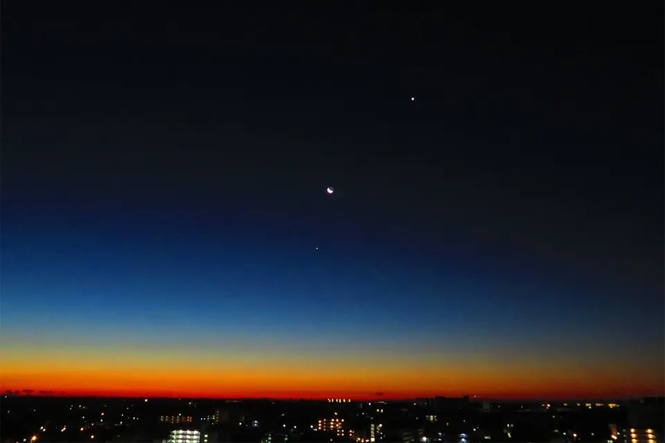 連載「空を見上げて365」
薄明のうちいちばん夜に近い天文薄明の話です。

地平線が縁取られたような空に出合う「天文薄明」。昼と夜の境目が広がります
kateigaho.com/culture/hobby/…