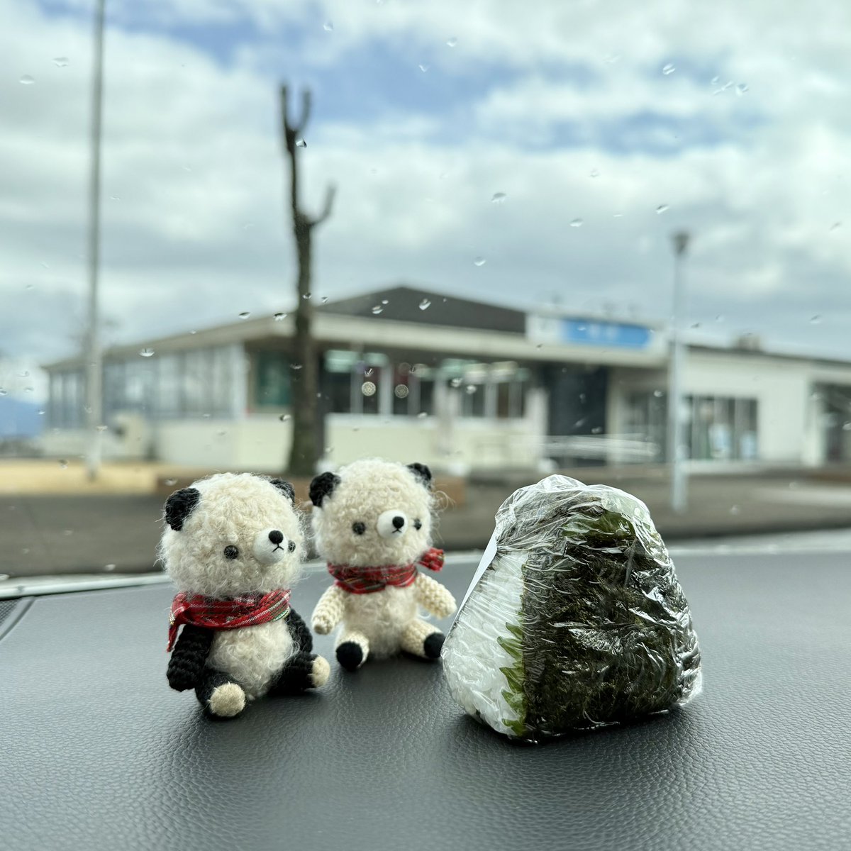 宮崎に行く時に必ず立ち寄る霧島SA。
いつ立ち寄っても皆さん優しいの。小さいSAなんだけど雰囲気も丸ごと好き♡
地元コーナーのおにぎりは必ず買う！って決めてる。
今年は高校生作のおにぎり🍙
#霧島SA (下り)
#宮崎おつ結び 
#小林秀峰高等学校 
#ちいさなあみぐるみと一緒に