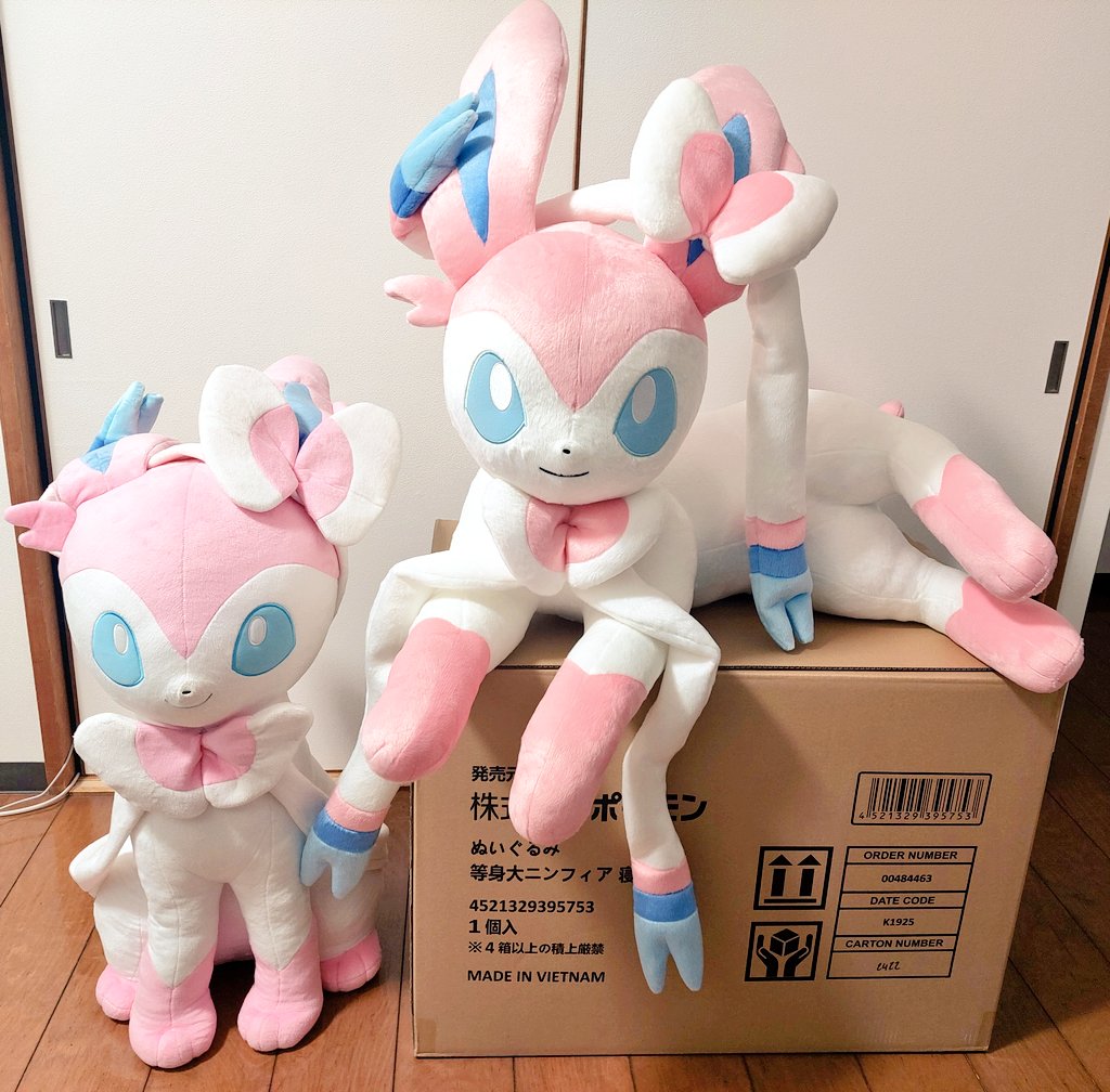 寝そべり等身大ニンフィア届いた！！✨ 昔の等身大ニンフィアとも