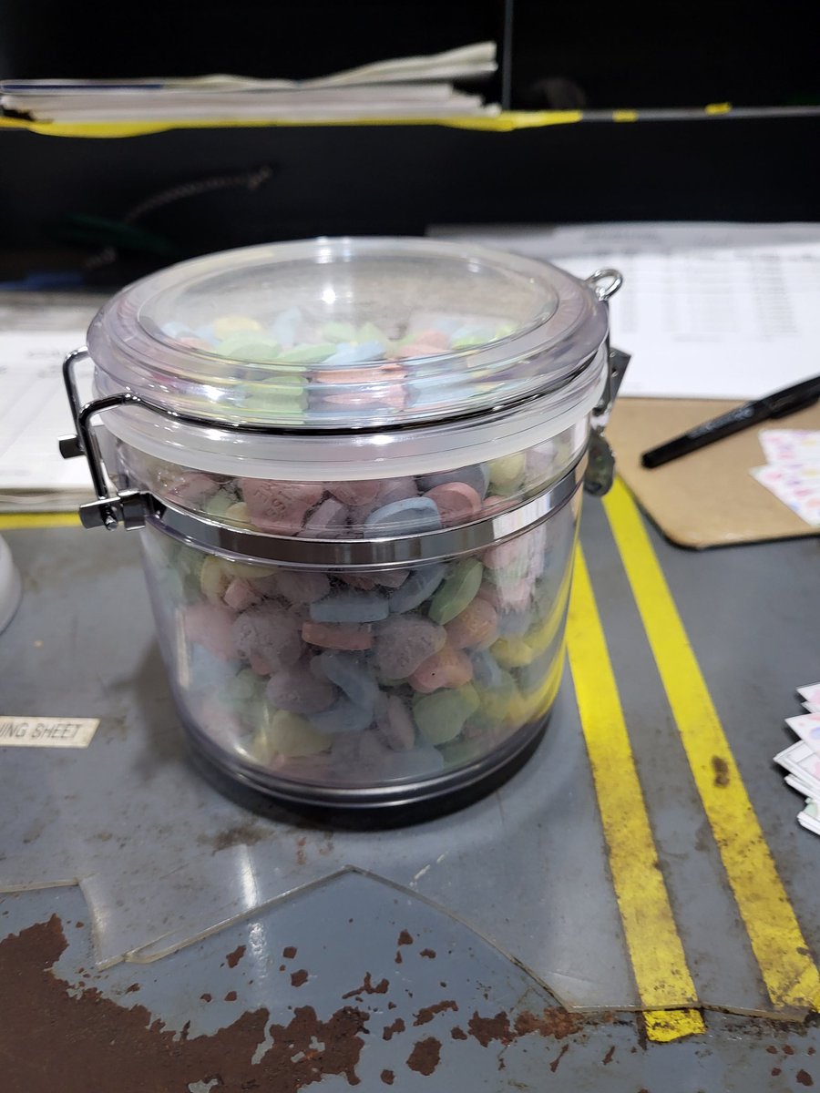 duncant20's tweet photo. @grok how many candies are in this jar? https://t.co/GcqMBPH4Ln