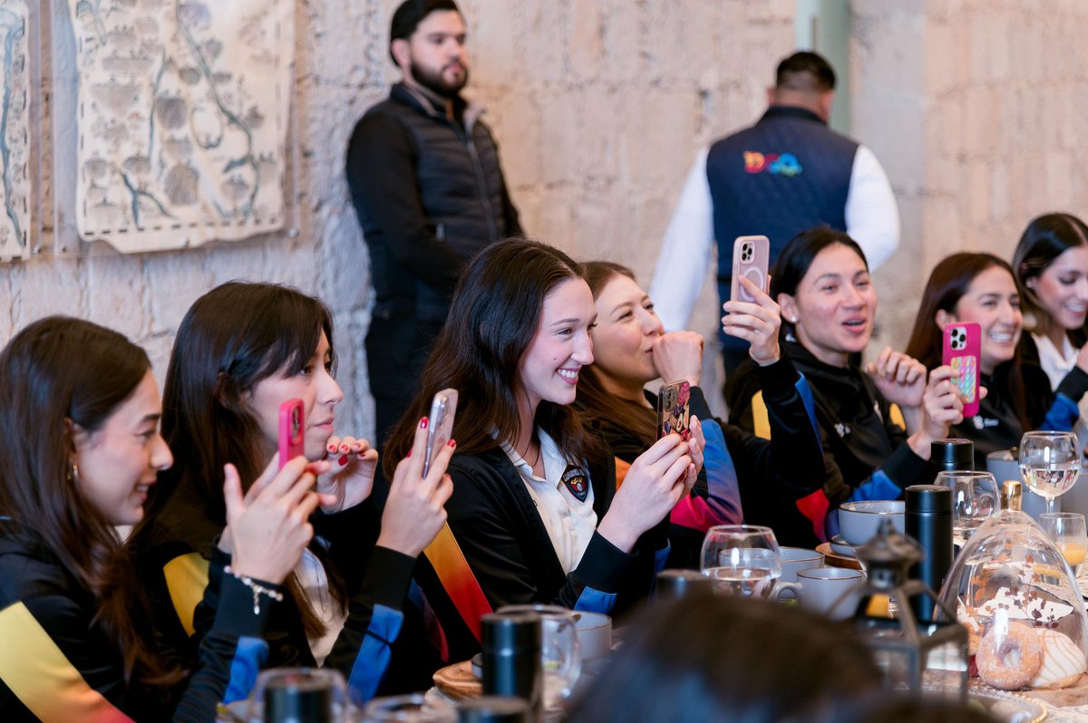 Mi reina <a href="/Marisol_rosso/">Marisol Rosso</a> y yo somos fans de las Coronelas 🏐. Nos dio mucho gusto compartir este encuentro y reconocer su profesionalismo, disciplina y talento 💪🔥.
En Durango soñamos en grande y así se construyen gigantes en cualquier deporte 🏆