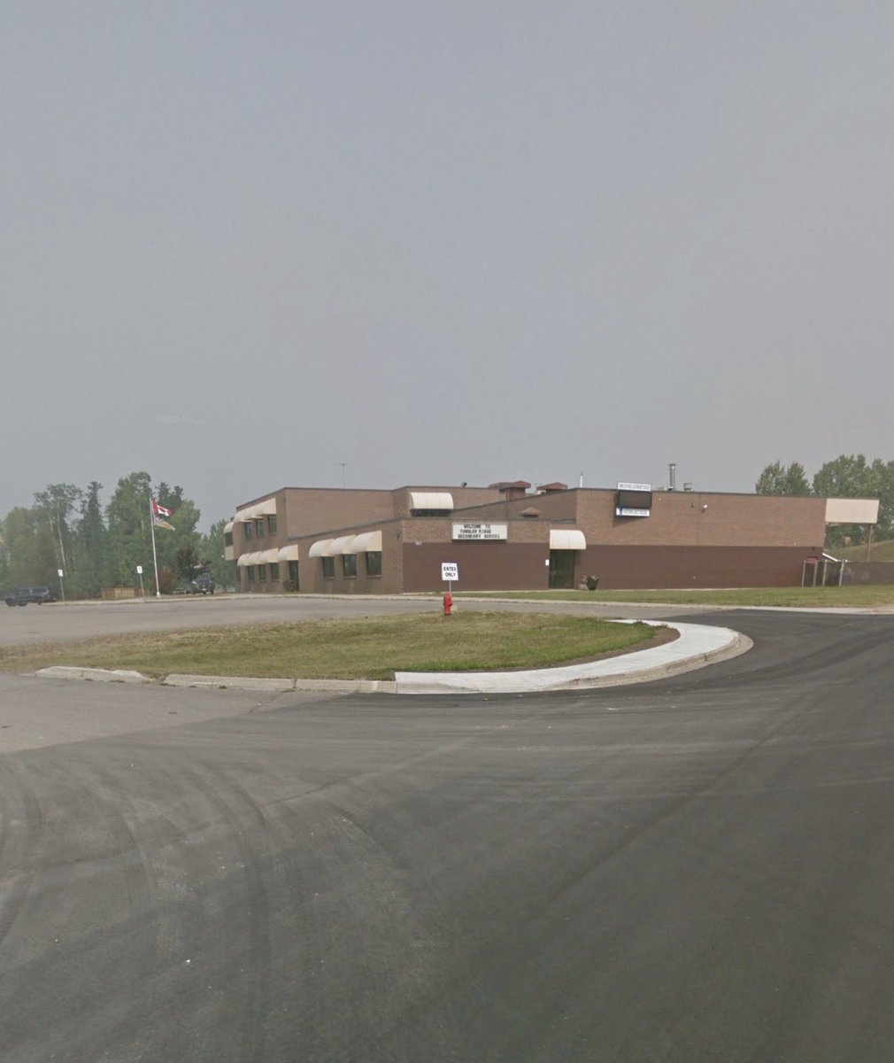 usanewshq's tweet image. 🚨 At least 10 dead and 30 injured after someone wearing a dress opened fire at Tumbler Ridge Secondary School in Canada