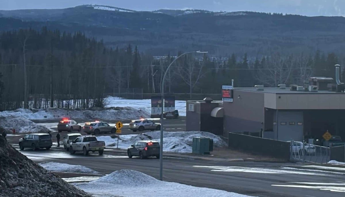 usanewshq's tweet image. 🚨 At least 10 dead and 30 injured after someone wearing a dress opened fire at Tumbler Ridge Secondary School in Canada