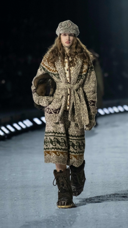FASHIONHL's tweet image. Moncler Grenoble Fall/Winter 2026 — Performance Meets Elegance on the Snow-Covered Runway in Aspen
→fashion-headline.com/en/article/487…
#MonclerGrenoble #Aspen #26FW
