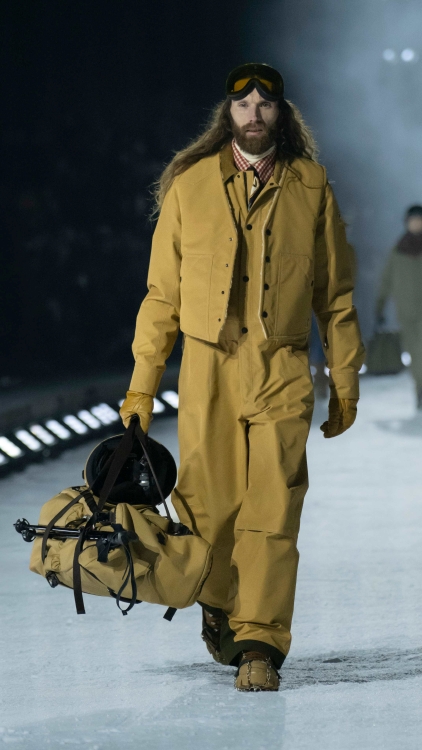 FASHIONHL's tweet image. Moncler Grenoble Fall/Winter 2026 — Performance Meets Elegance on the Snow-Covered Runway in Aspen
→fashion-headline.com/en/article/487…
#MonclerGrenoble #Aspen #26FW