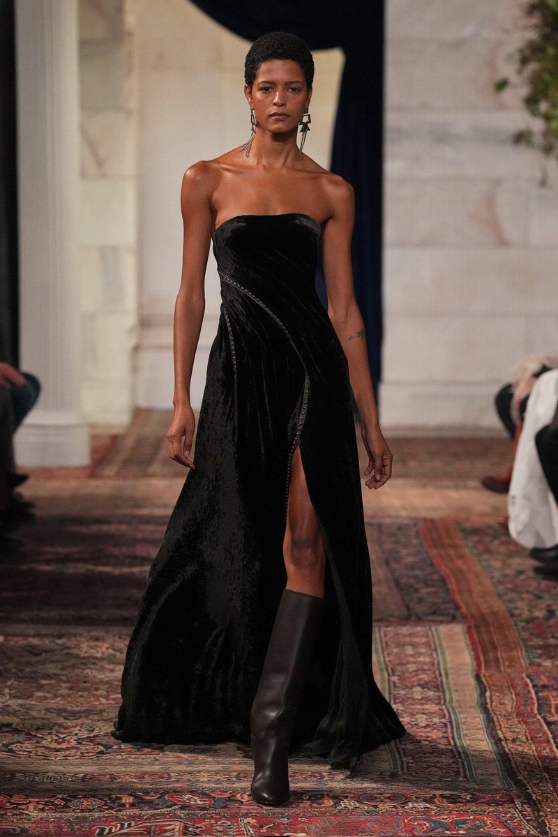 EXQUISITE beauty of ✨️Ralph Lauren✨️ Fall/Winter 2026 — ALL the looks in a thread.🪡

PS: 'inspired by a RENEGADE spirit and confidence of a woman'.