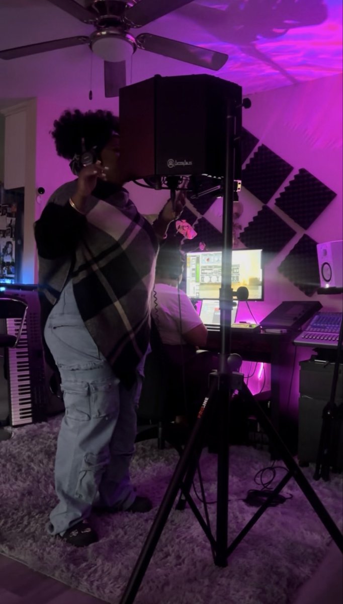 SummertimeKYY's tweet photo. I’ve been living my dream, maybe not at the level I’d intended to but I’m living it. Over 13,000 streams No campaigns No Bots. Proud of me 💜 Forever Grateful 🙏🏽 https://t.co/Yl7PeHoUc0 https://t.co/QECmmAmDSz