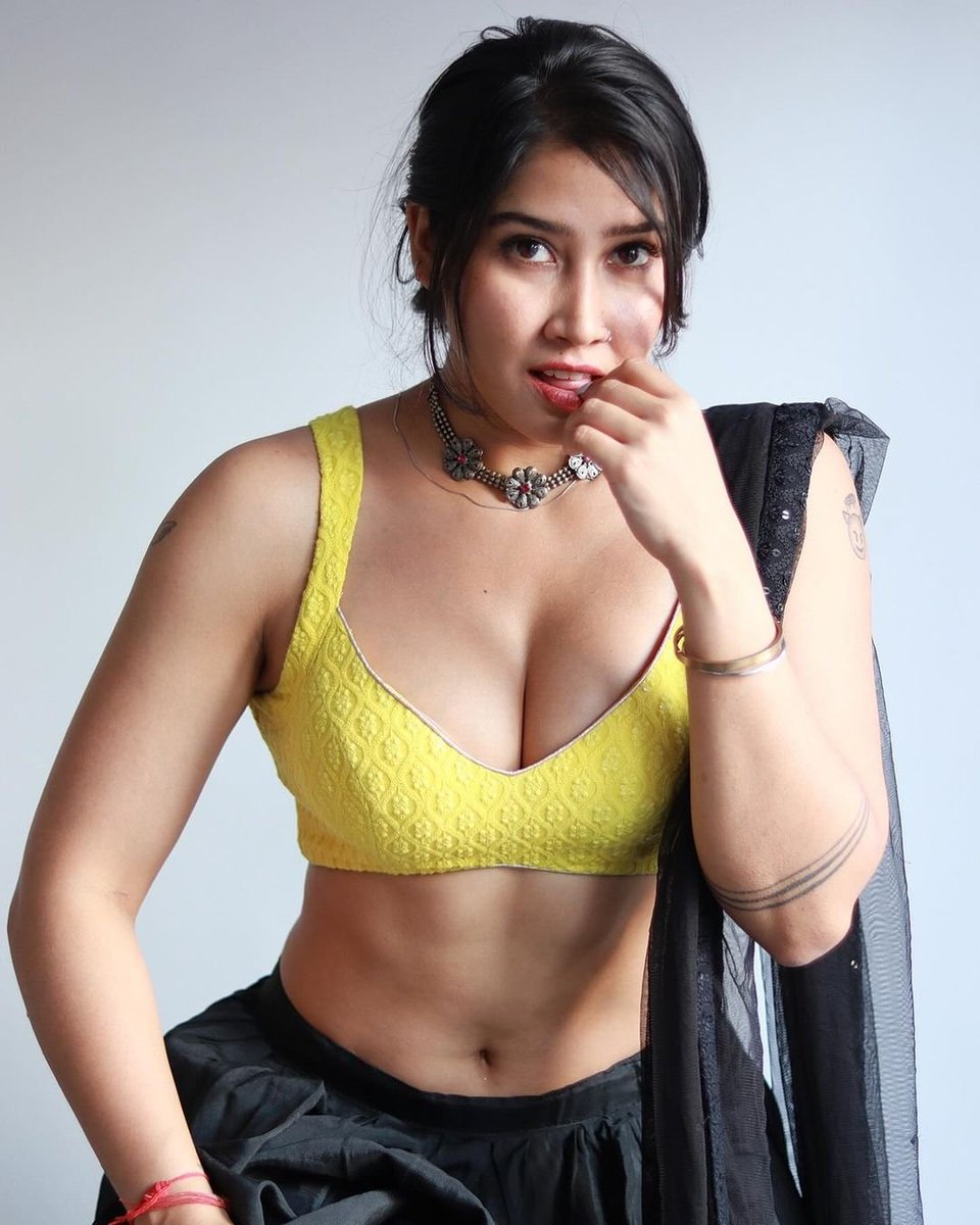 sofiaansari_'s tweet photo. kaisi lag rahi hu mai.... https://t.co/HTRMIspdoc