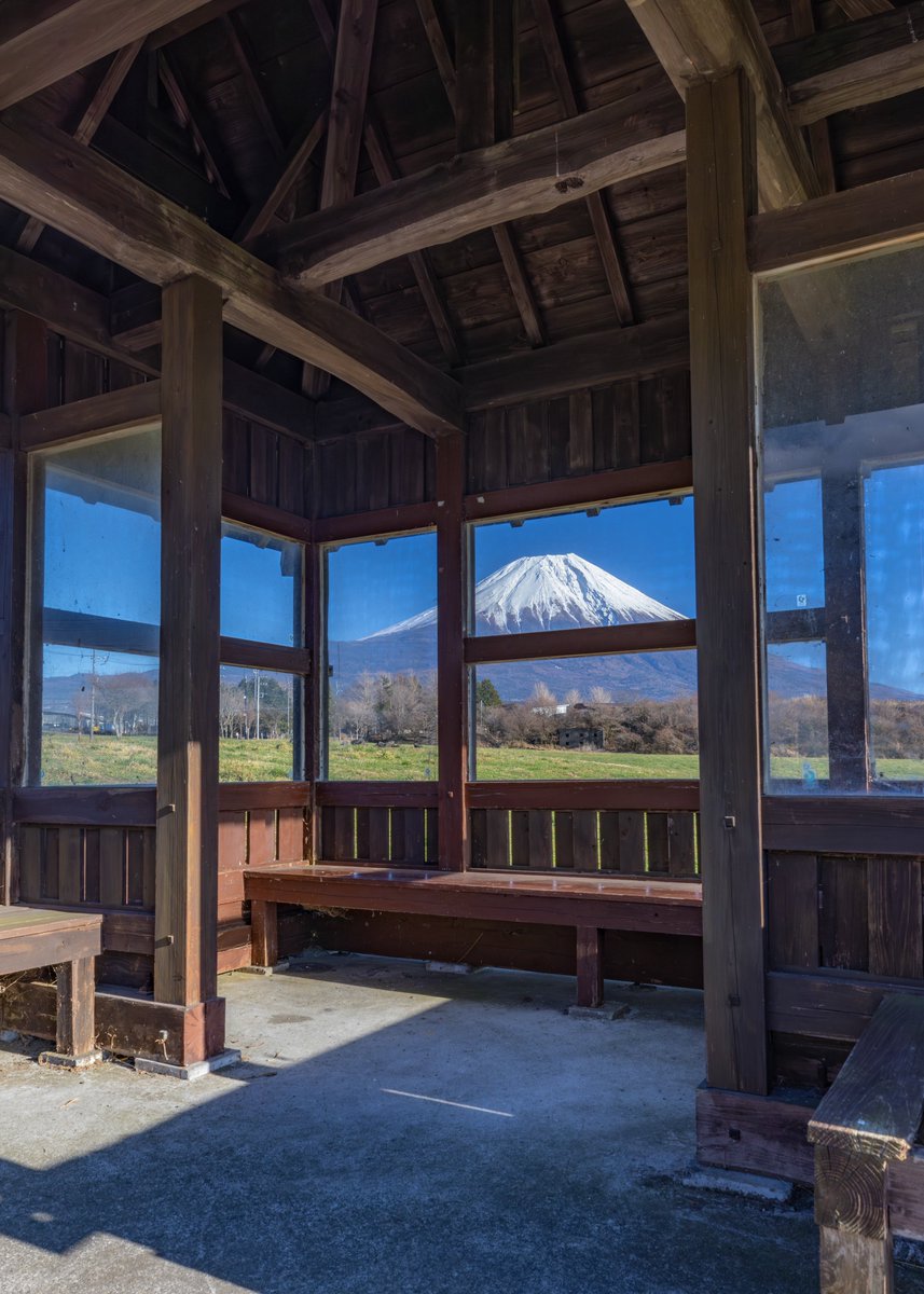 asagi_photo0921's tweet photo. 富士山と一緒に待つ絶景バス停。 https://t.co/oI7hLuDdw8