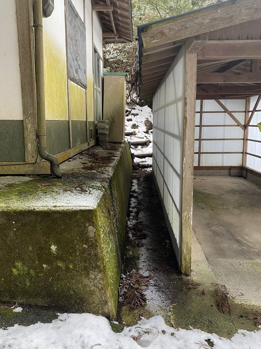 vasikarada's tweet photo. 高野山内に鎮座される豊川稲荷神社へ参詣させていただきました
こちらはGoogle マップでは神社が鎮座されている事が確認できますが
位置が民家になっていてどちらにあるのか迷いました
地元の方に声掛けさせていただき「このガレージの間を抜けて山を登った頂上にある」と教えていただきました。 https://t.co/HHBmKt1c1K