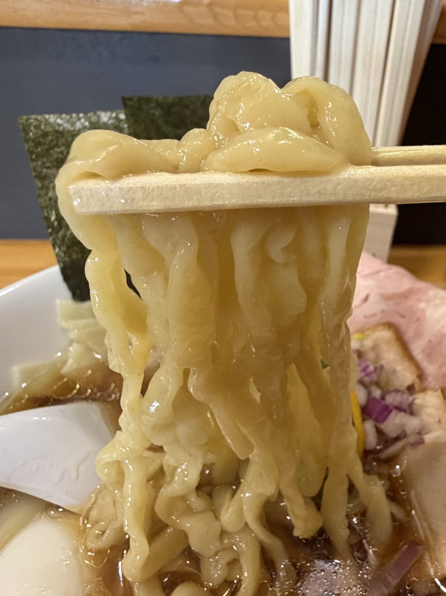 麺やせん崎さん
らぁ麺おかむら出身ヒロムさん、
本日グランドオープンおめでとうございます㊗️🎊🎉
地鶏醤油らぁ麺全部入り､特製ルーローハン😋
会津地鶏と名古屋ｺｰﾁﾝの醤油ｽｰﾌﾟｳﾏｳﾏ😍
太縮れ麺がﾓﾁﾓﾁ👍
ﾙｰﾛｰﾊﾝも美味しかった🥰
これはﾘﾋﾟ確定ですね🤗
ごちそうさまでした♪