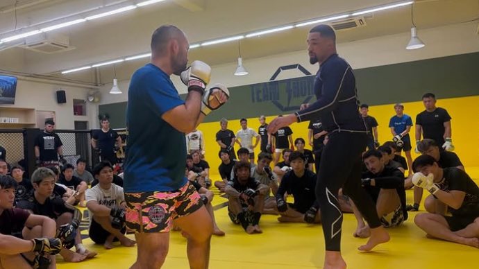 FightsMemory's tweet photo. 岡見勇信選手のジム TEAM THUNDERで行われたロバート・ウィテカー選手のMMAセミナーに参加する多くの選手たち！

「岡見勇信選手、そしてここにいる素晴らしい才能を持ったみんなと一緒に練習できた素晴らしい一日🙏👊🇯🇵」

ウィテカー選手のインスタより | #UFC https://t.co/gUnoijqdtj