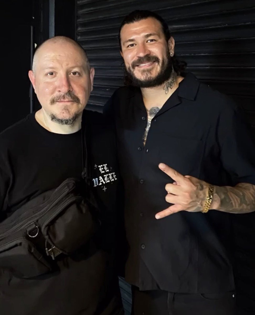 therejectmazkra's tweet photo. Hoy, en crossovers que no me esperaba ver: el Chatón Enríquez, con Sergio Amalfitano (vocal de @ACxDC_666) https://t.co/Kg2yhJLghb