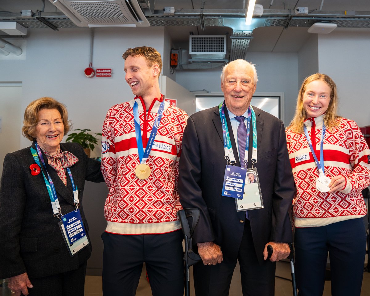 NorwayinJapan's tweet photo. ミラノ・コルティナ冬季五輪、男子スプリント・クラシカルで三連覇を果たした🇳🇴クレボ（Klæbo）選手の疾走はすごかったです⚡️😬
https://t.co/lqRbdRKBKJ
スポーツ好きなハーラル国王とソニヤ王妃夫妻はスピードスケートの競技会場や選手村を訪れノルウェー選手を激励＆メダリストを祝福しました🥇🥈 https://t.co/1bw123s63S