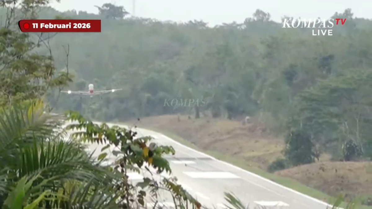LembagaKERIS's tweet photo. Proses uji coba pendaratan Pesawat Super Tucano Mendarat di Tol Terbanggi Besar-Kayu Agung, Lampung, oleh TNI-AU pagi ini.

Tampak dalam percobaan pertama , pesawat Super Tucano TNI AU belum bisa mendarat dan melakukan Go-Around walaupun sudah menurunkan landing gear. https://t.co/9JnmQZGJ0A
