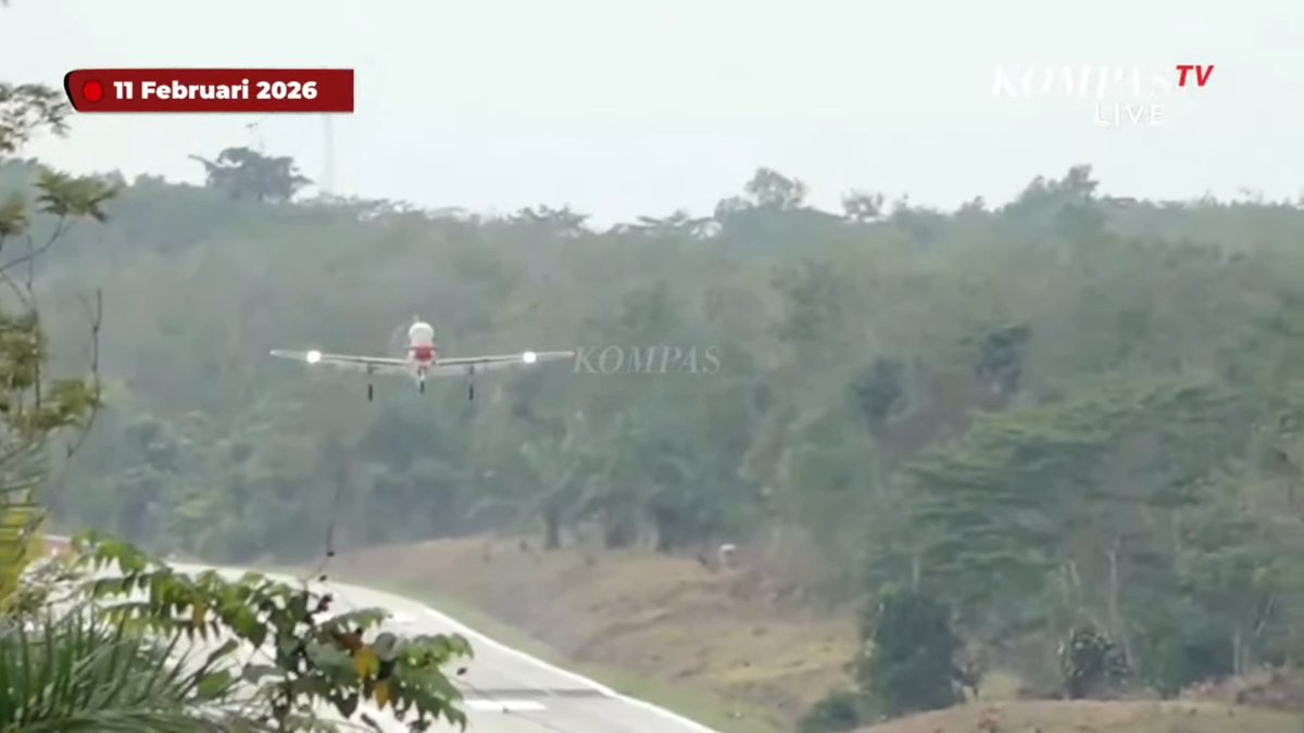 LembagaKERIS's tweet photo. Proses uji coba pendaratan Pesawat Super Tucano Mendarat di Tol Terbanggi Besar-Kayu Agung, Lampung, oleh TNI-AU pagi ini.

Tampak dalam percobaan pertama , pesawat Super Tucano TNI AU belum bisa mendarat dan melakukan Go-Around walaupun sudah menurunkan landing gear. https://t.co/9JnmQZGJ0A