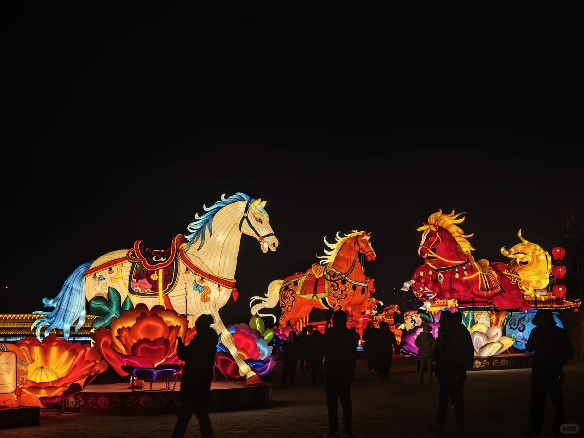 FreshChangan's tweet photo. 🐎2026 Xi'an #CityWall Lantern Festival is glowing bright! 
Thousands of lanterns light up the ancient ramparts for the #YearOfTheHorse, showcasing national treasure-themed designs and vibrant Tang-style charm. #BeautifulCNY #SpringFestivalWithQin @XICC2024 @akswwxb82209 https://t.co/qQNNxgG8Ed