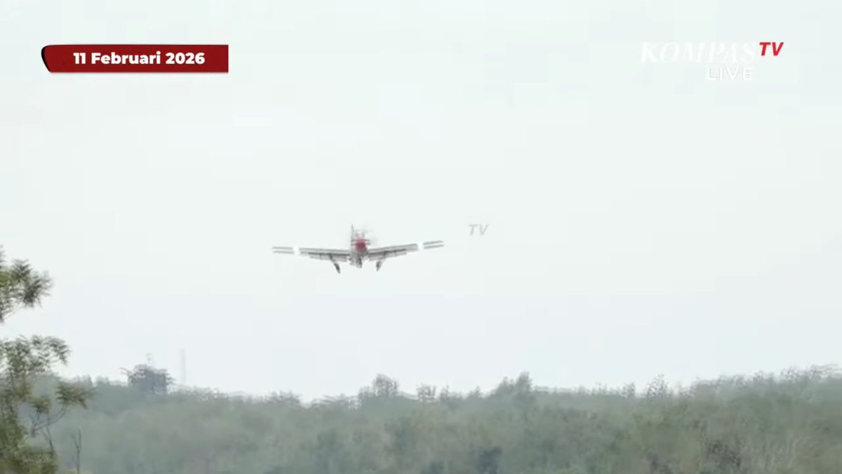 Proses uji coba pendaratan Pesawat Super Tucano Mendarat di Tol Terbanggi Besar-Kayu Agung, Lampung, oleh TNI-AU pagi ini.

Tampak dalam percobaan pertama , pesawat Super Tucano TNI AU belum bisa mendarat dan melakukan Go-Around walaupun sudah menurunkan landing gear.