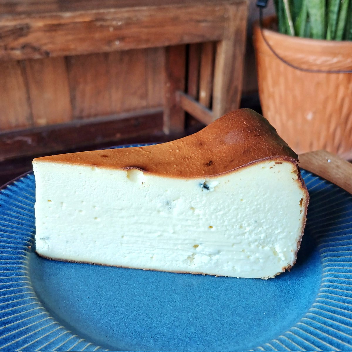 goodforsoul16's tweet image. ชีสเค้กใส่บลูชีส Gorgonzola D.O.P ส่วนตัวคิดว่ากอร์กอนโซล่ารสเบา นวล หวาน สุดในตระกูลบลูชีสแล้ว อยู่ในชีสเค้กแบบอบคือฟินมาก มันหอม มันเข้มข้นมากๆๆ กินเข้าไปคือโคตรจะชีส กินกับน้ำผึ้งกับไวน์คือสุด อร่อยสุดๆๆๆๆๆ มีเค้กเลม่อนดริซเซิลด้วยวันนี้