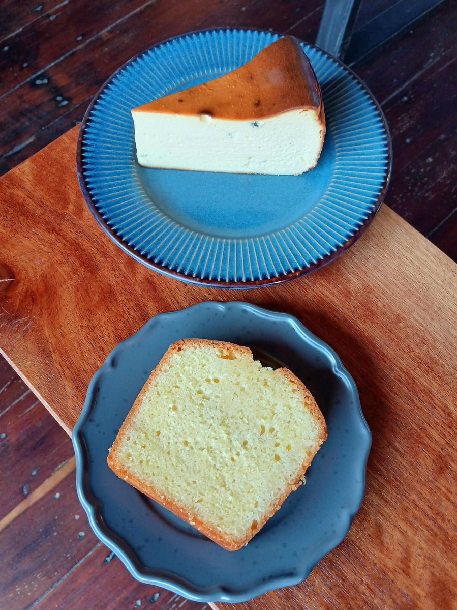 goodforsoul16's tweet image. ชีสเค้กใส่บลูชีส Gorgonzola D.O.P ส่วนตัวคิดว่ากอร์กอนโซล่ารสเบา นวล หวาน สุดในตระกูลบลูชีสแล้ว อยู่ในชีสเค้กแบบอบคือฟินมาก มันหอม มันเข้มข้นมากๆๆ กินเข้าไปคือโคตรจะชีส กินกับน้ำผึ้งกับไวน์คือสุด อร่อยสุดๆๆๆๆๆ มีเค้กเลม่อนดริซเซิลด้วยวันนี้