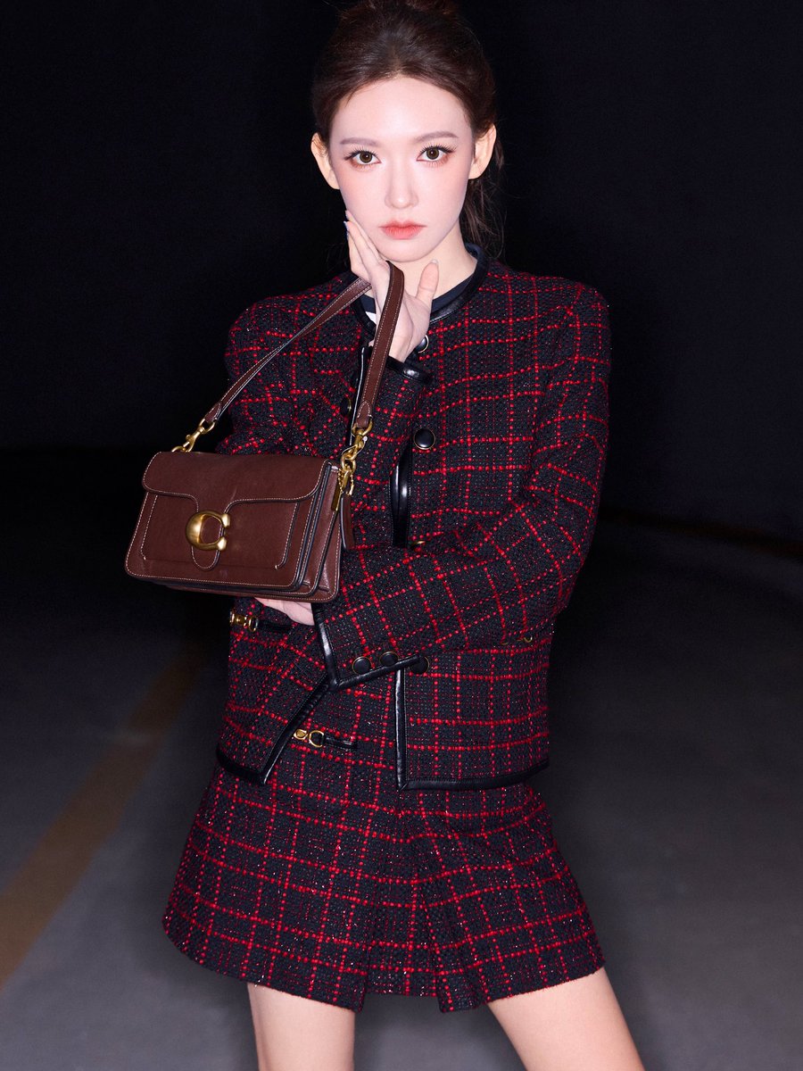 Let's watch the live stream together tomorrow at 3 PM EST. Looking forward to Cheng Xiao!
#程潇 #CHENGXIAO 
#ChengXiaoNYFW_COACH
#ChengXiaoCOACHEyewearBrandAmbassador