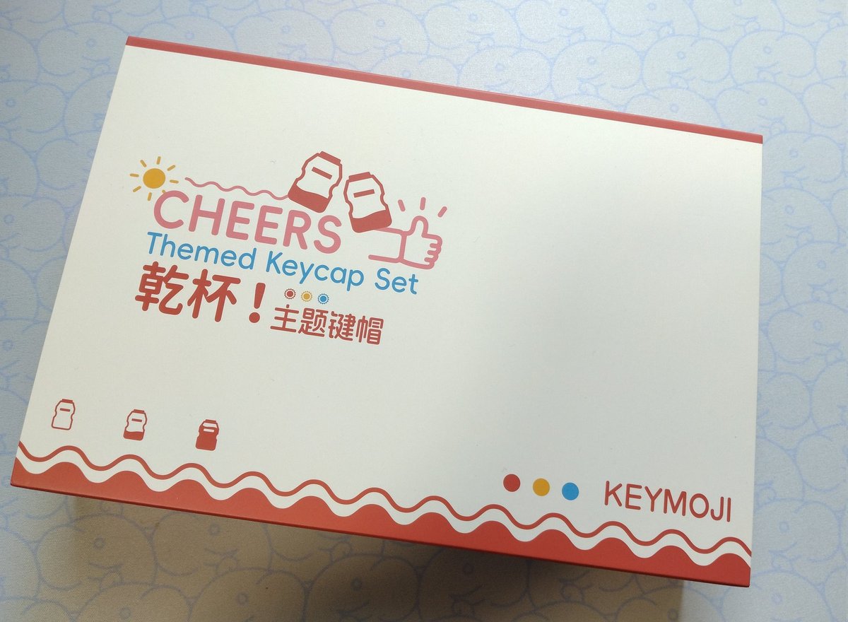 当選品の「Cheers」キーキャップが届きました🎁
某乳酸菌飲料オマージュのデザインです！乳白色のカラーに加えてイラストもかわいいです。
またキーキャップがかわいいのはもちろん、ケースもプラ素材でしっかりしている&amp;外箱のデザインもおしゃれでKEYMOJIさんのこだわりが伺えます。
