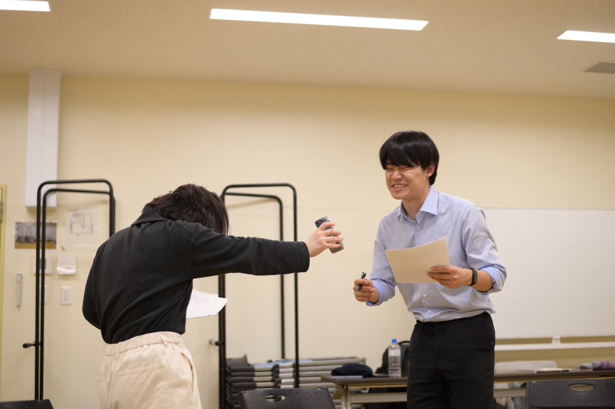 #海ねこ症候群　#プレイス2026
稽古進んでいます💨
先日、今井未定さんが「未定茶」なるものを持ってきてくださいました！！
素敵な俳句が載っています🍵

そして立ち稽古が始まりました！すでにカオス。プレイスって変な話だったわ！と思いました！

⬇️🐱劇団予約フォーム⬇️
ticket.corich.jp/apply/432297/0…