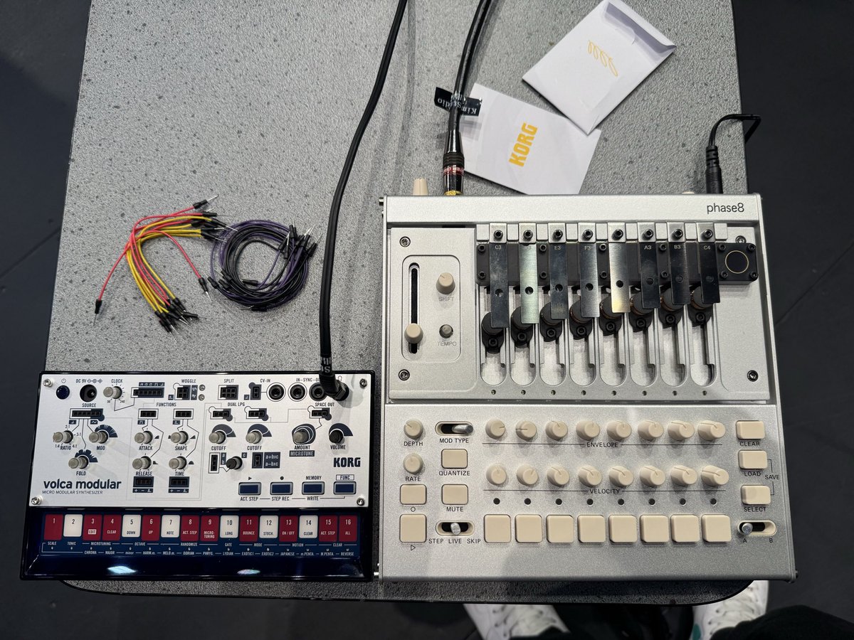 DJebee1's tweet photo. Volca modularとphase8 https://t.co/al736XRm7g