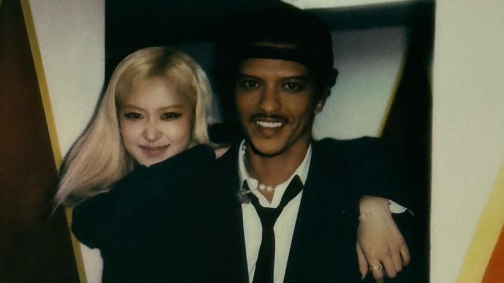 marschives's tweet photo. 🎂 “Big Bad Rosie...destined to do great things no matter what. I’m so proud of her.” ― Bruno Mars.

Happy Birthday to one of Bruno Mars' collaborators/labelmate, a current mentee, a great friend, and his ‘Number One Girl’; Rosé! 

#Chapter29WithROSÉ
#넘버원걸_로제야_생일_축하해 https://t.co/13N655I9NU