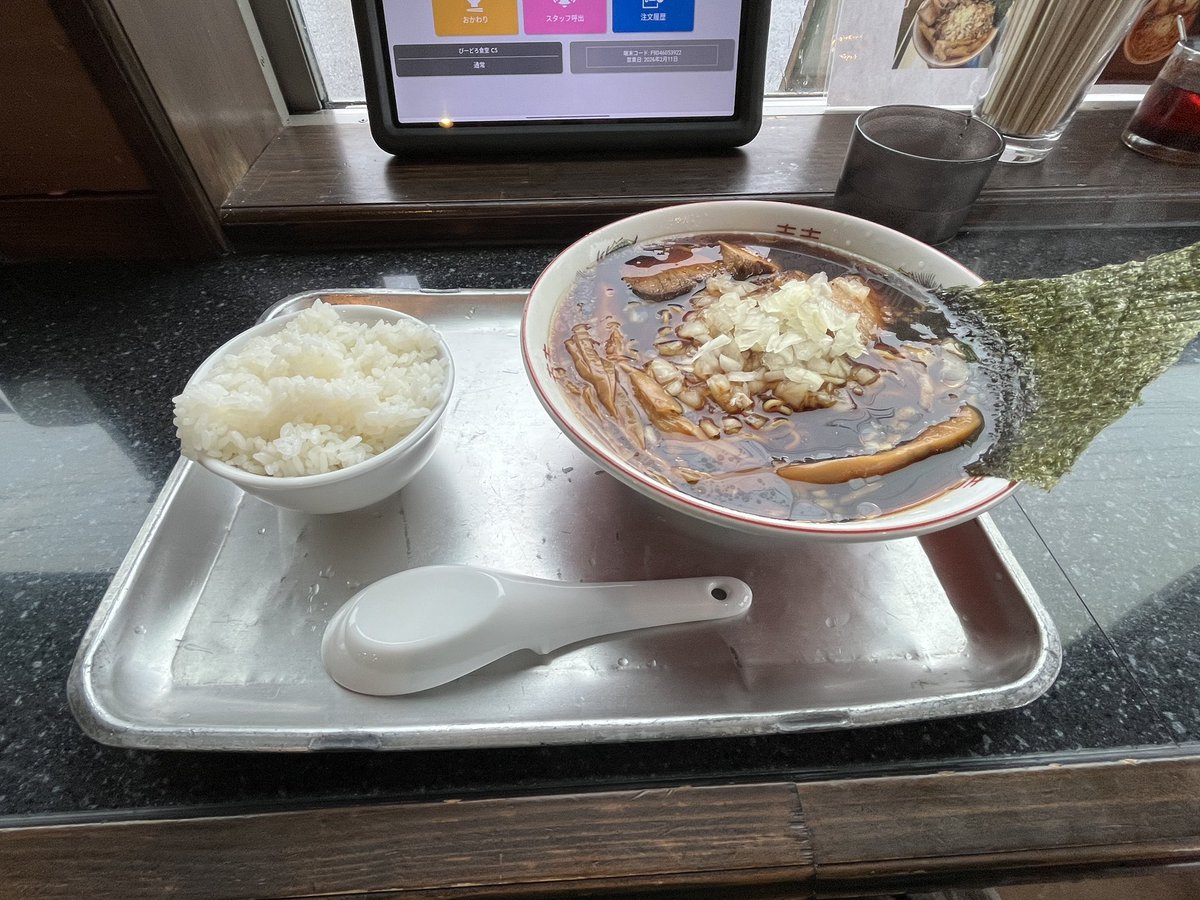 今日のお昼
旭市飯岡漁港にあるラーメン屋。びーどろ食堂さんの『ラーメン』と🍚をいただきます。旭で千葉の反対側にある「竹岡式ラーメン」が食べられるのはここだけ。濃い醤油スープに生の玉ねぎ。麺は乾麺と生麺が選べるが今回は乾麺をチョイス！めっちゃ濃厚になります(●´ω｀●)