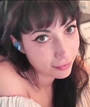 That beautiful gaze, like she's staring into my soul 🫠