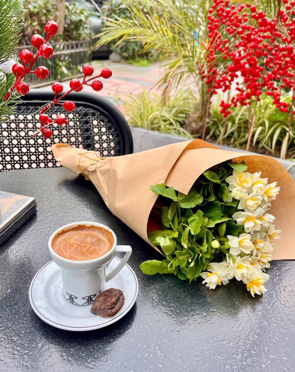 ليس كل من يواسيك خاليًا من الجراح،
ولا كل من يعطيك يملك أكثر منك،
الإيثار ليس إيثار متاع ومال فحسب،
قد يشاطرك أحدهم آخر زاده من الصبر،
ويهبك ما تبقى في قلبه من أمل،
ويقتسم معك آخر ابتسامة قبل أن ينفرد بحزنٍ طويل،
فأحسِن استقبال الود فإنه ثمين".