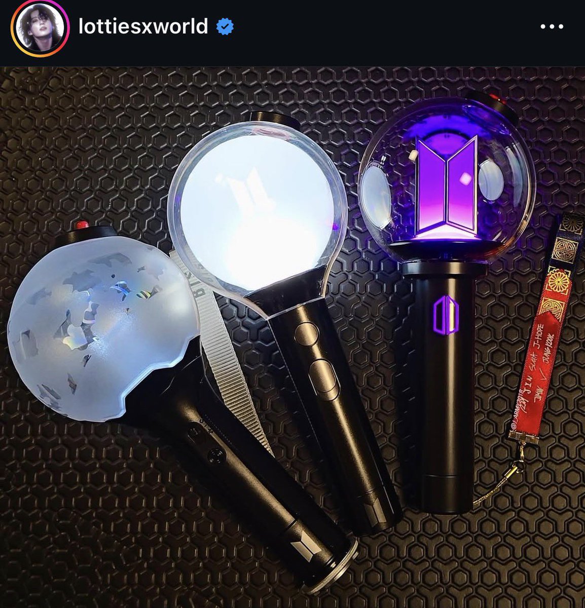 itsjhobie's tweet image. a nova armybomb é MARAVILHOSA mas eu me pergunto como ela vai ficar no estádio. a luz dela é só no símbolo do bts, ela não brilha inteira igual as outras….será que não vai ficar meio apagado?