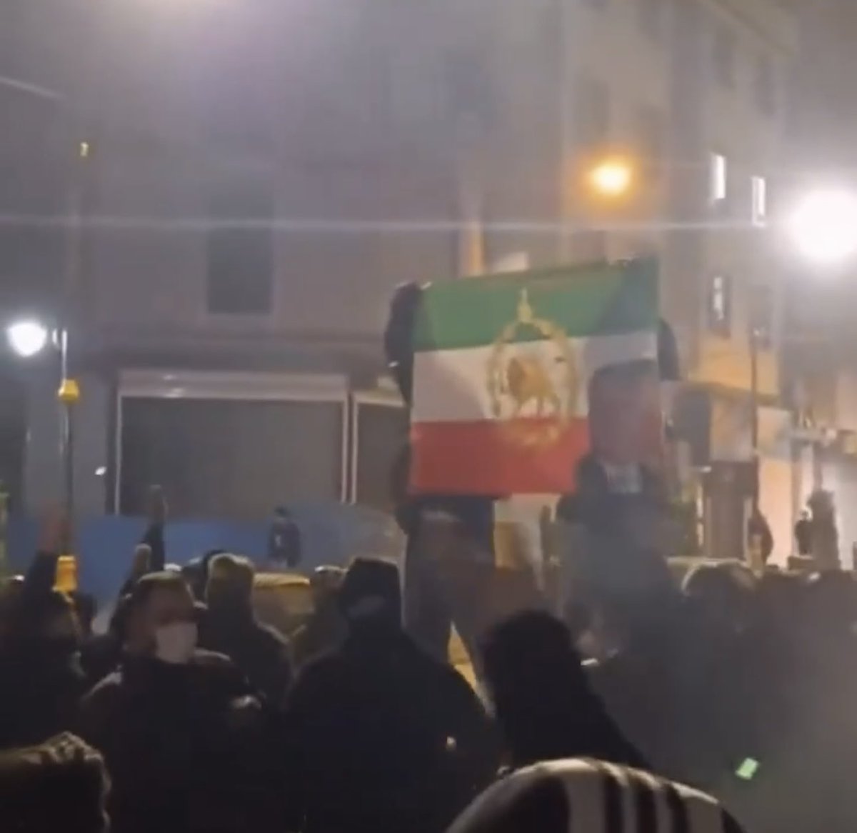 Chionophile_3's tweet image. حالا بگو پرچم شیر و خورشید مال ایرانه و مصادره کن ولی مردم این پرچم رو به پرچم پهلوی میشناسن و تمام این ۴۷ سال نماد پادشاهی‌خواهان بوده و اونا این پرچم رو افراشته نگه داشتن. اون جنگ همه‌جانبه سه سال پیش هم نتونست این پرچم رو از دستشون بندازه شما عنترا که دیگه عددی نیستید.